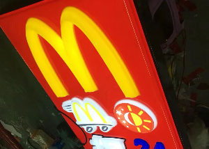 南昌麦当劳吸塑灯箱制作中